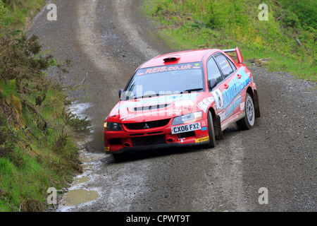 Una vettura da rally a pianure rally 2012 (Gartheiniog stadio). Foto Stock