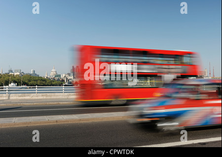 Velocità del traffico lungo il ponte di Waterloo con la City of London skyline dietro Foto Stock