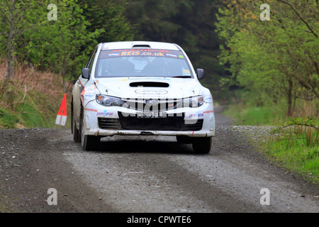 Una vettura da rally a pianure rally 2012 (Gartheiniog stadio). Foto Stock