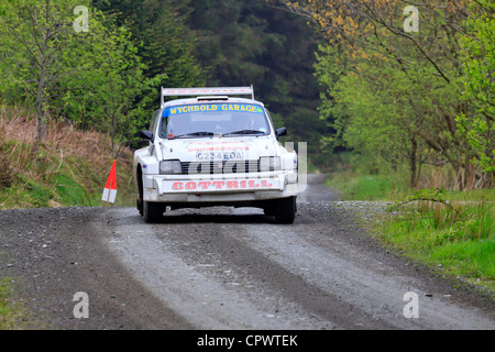 Una vettura da rally a pianure rally 2012 (Gartheiniog stadio). Foto Stock