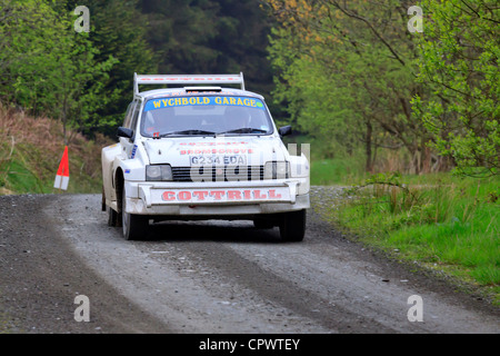 Una vettura da rally a pianure rally 2012 (Gartheiniog stadio). Foto Stock