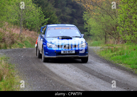 Una vettura da rally a pianure rally 2012 (Gartheiniog stadio). Foto Stock