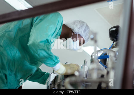 Tecnico di laboratorio a lavorare come ricercatore nel settore biotech con apparecchiature di precisione Foto Stock