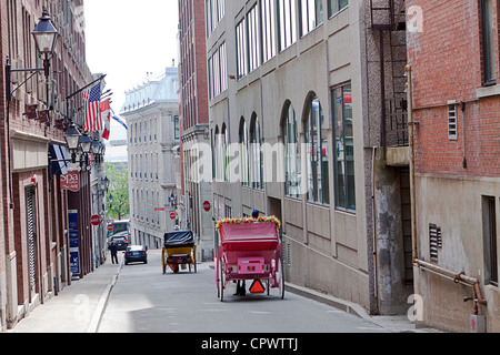 Carro trainato da cavalli con i turisti in Montreal Porto Vecchio Foto Stock