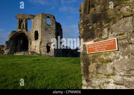 Denbigh castle e la placca di Henry Morton Stanley nella città di Denbigh, Dinbych, nel Galles del nord Foto Stock