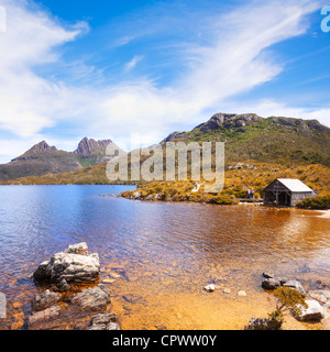 Cradle Mountain e il Lago di colomba, Tasmania, Australia, su di una bella giornata d'estate. Foto Stock