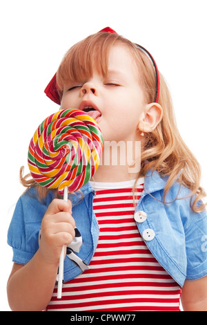 Bambina leccare big lollipop isolato su bianco Foto Stock