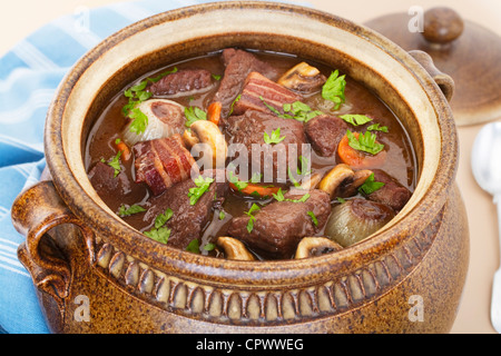 Classic bourguignon di manzo in un tradizionale pentola di marrone. Foto Stock