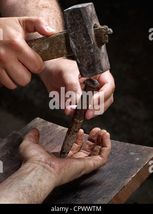 Dettaglio della crocifissione di un uomo sulla croce, come nei tempi biblici. Foto Stock