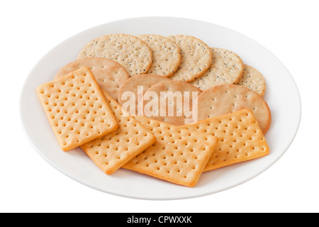 Una selezione di cracker o formaggio i biscotti su una piastra bianca. Foto Stock