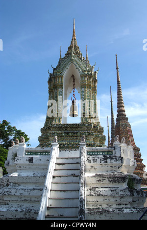 Torre Campanaria di Wat Pho a Bangkok. Foto Stock