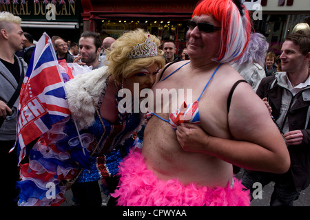 Soho celebra il diamante della regina Giubileo settimane prima delle Olimpiadi di venire a Londra. Il Regno Unito di ingranaggi gode di un fine settimana e in estate di fervore patriottico come loro monarch celebra 60 anni sul trono. In tutta la Gran Bretagna, bandiere e Union Jack bunting adornano la città e villaggi. Foto Stock