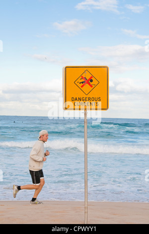 L'uomo fa avanzare da correnti pericolose firmare a Bondi Beach a Sydney in Australia Foto Stock