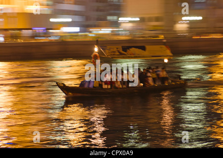 Vista notturna di ferry boat a Khor Dubai (Dubai Creek), Dubai EMIRATI ARABI UNITI Foto Stock