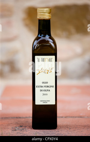 Olio di oliva, olio Extra Vergine di Oliva 2010 presso La Fornace Azienda Agricola a Montalcino in Val d'Orcia, Toscana, Italia Foto Stock