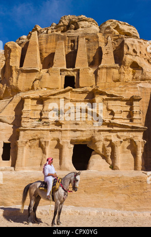 Uomo a cavallo con la tomba di obelischi, Petra, Giordania (Patrimonio Mondiale dell'UNESCO) Foto Stock
