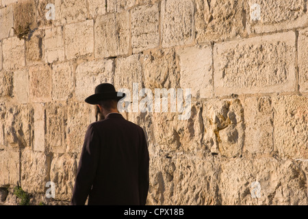 Ebreo ortodosso con la cittadella vecchia, Gerusalemme, Israele Foto Stock