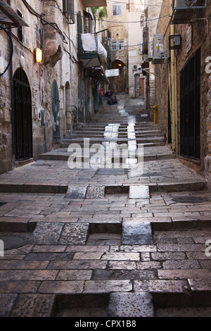 Antica strada nella città vecchia di Gerusalemme, Israele Foto Stock