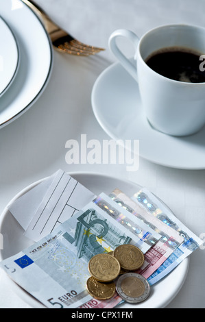 Il pagamento e il caffè ristorante sul tavolo Foto Stock