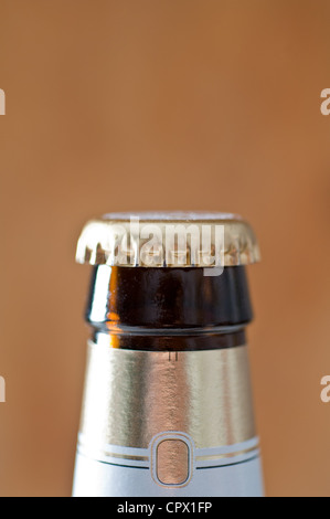 La sezione superiore di una bottiglia di birra Foto Stock