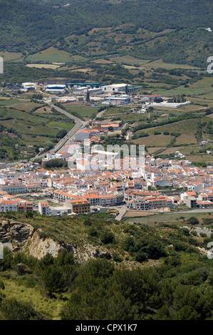 La città di Es mercadel menorca Spagna preso dalla cima del monte toro è il punto più alto dell'isola Foto Stock