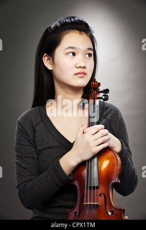 Ritratto di giovane Asian ragazza adolescente holding violino Foto Stock