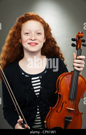 Ritratto di razza mista ragazza adolescente holding violino Foto Stock