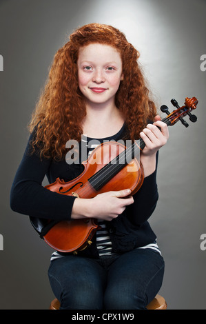 Ritratto di razza mista ragazza adolescente holding violino Foto Stock