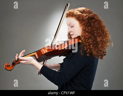 Ritratto di razza mista ragazza adolescente suona il violino Foto Stock