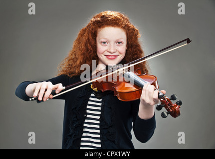 Ritratto di razza mista ragazza adolescente suona il violino Foto Stock