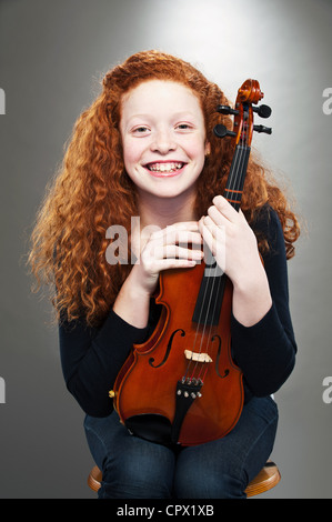 Ritratto di razza mista ragazza adolescente holding violino Foto Stock