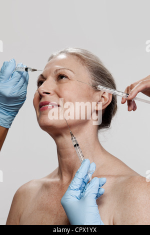 Donna matura iniezioni di ricezione Foto Stock