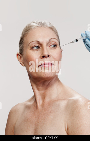 Donna matura iniezioni di ricezione Foto Stock