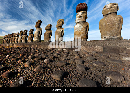 Moai statue, ahu tongariki, isola di pasqua, Polinesia Foto Stock