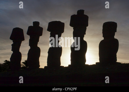 Moai statue, ahu nau nau, isola di pasqua, Polinesia Foto Stock