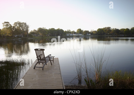 Sedia a sdraio sul pontile sul lago di garda Foto Stock