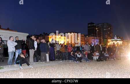 Folle si radunarono sulla spiaggia di Brighton dal Molo Ovest per l'illuminazione di un faro per celebrare il Giubileo del Queens 4 Giugno 2012 Foto Stock