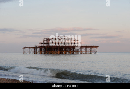 Il West Pier è immerso in un bagliore dorato mentre il sole tramonta a Brighton stasera - 2012 Foto Stock