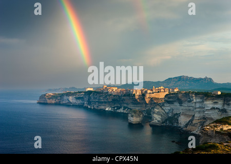 Un arcobaleno su Bonifacio, Corsica, Francia Foto Stock