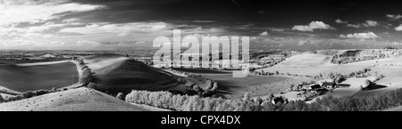 Parrock Hill & Castello di Cadbury wiith Glastonbury Tor in lontananza da Corton Hill, Somerset, Inghilterra, Regno Unito Foto Stock