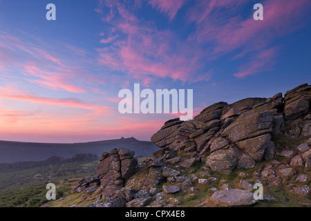 Hound Tor all'alba, con fieno Tor oltre, Dartmoor Devon, Inghilterra, Regno Unito Foto Stock