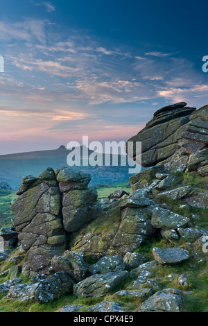 Hound Tor all'alba, con fieno Tor oltre, Dartmoor Devon, Inghilterra, Regno Unito Foto Stock