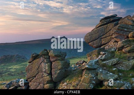 Hound Tor all'alba, con fieno Tor oltre, Dartmoor Devon, Inghilterra, Regno Unito Foto Stock