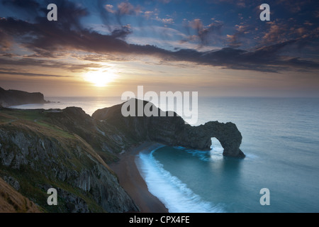 Durdle porta all'alba, Jurassic Coast, Dorset, England, Regno Unito Foto Stock