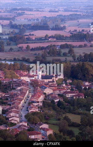 Dourgne e la campagna Lauragais all'alba, Tarn, Midi Pyrénées, Francia Foto Stock