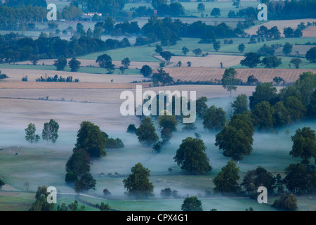 Dourgne e la campagna Lauragais all'alba, Tarn, Midi Pyrénées, Francia Foto Stock