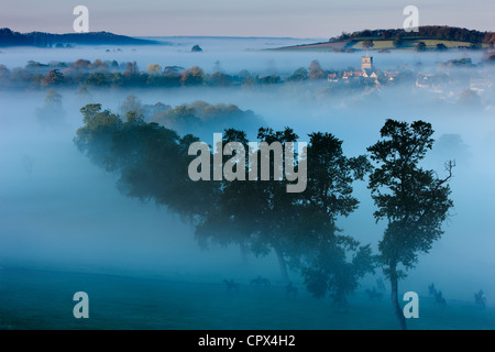 Una nebbiosa mattina autunnale, Milborne Port, sul Dorset/Confine di Somerset, Inghilterra, Regno Unito Foto Stock