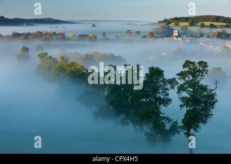 Una nebbiosa mattina autunnale, Milborne Port, sul Dorset/Confine di Somerset, Inghilterra, Regno Unito Foto Stock