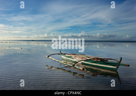 Un uomo di gusci di raccolta durante la bassa marea, Siquijor, Visayas, Filippine Foto Stock