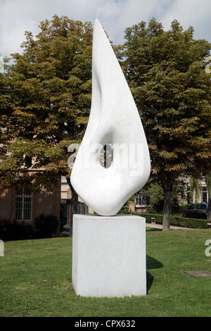 Marmo bianco scultura di Antoine Poncet al di fuori dell'Arsenal Concert Hall, Esplanade giardino,Metz, Moselle, Lorena, Francia. Foto Stock